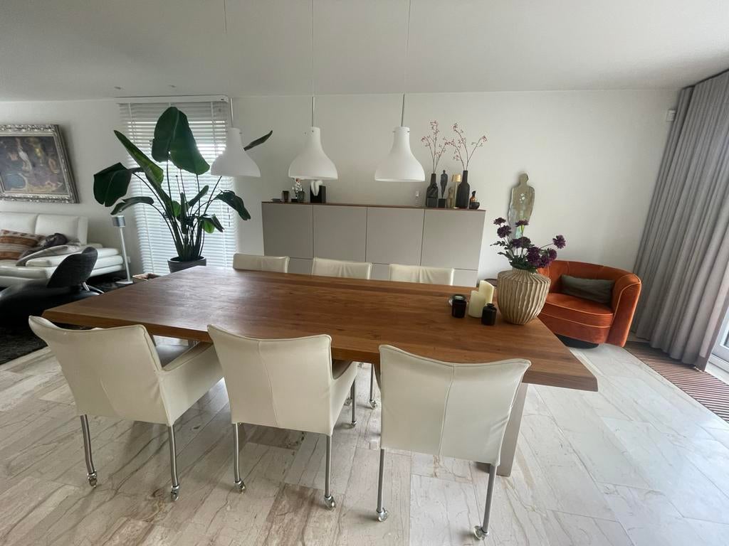 Houten Eettafel plus 6 wit leren stoelen en eetkamerlamp