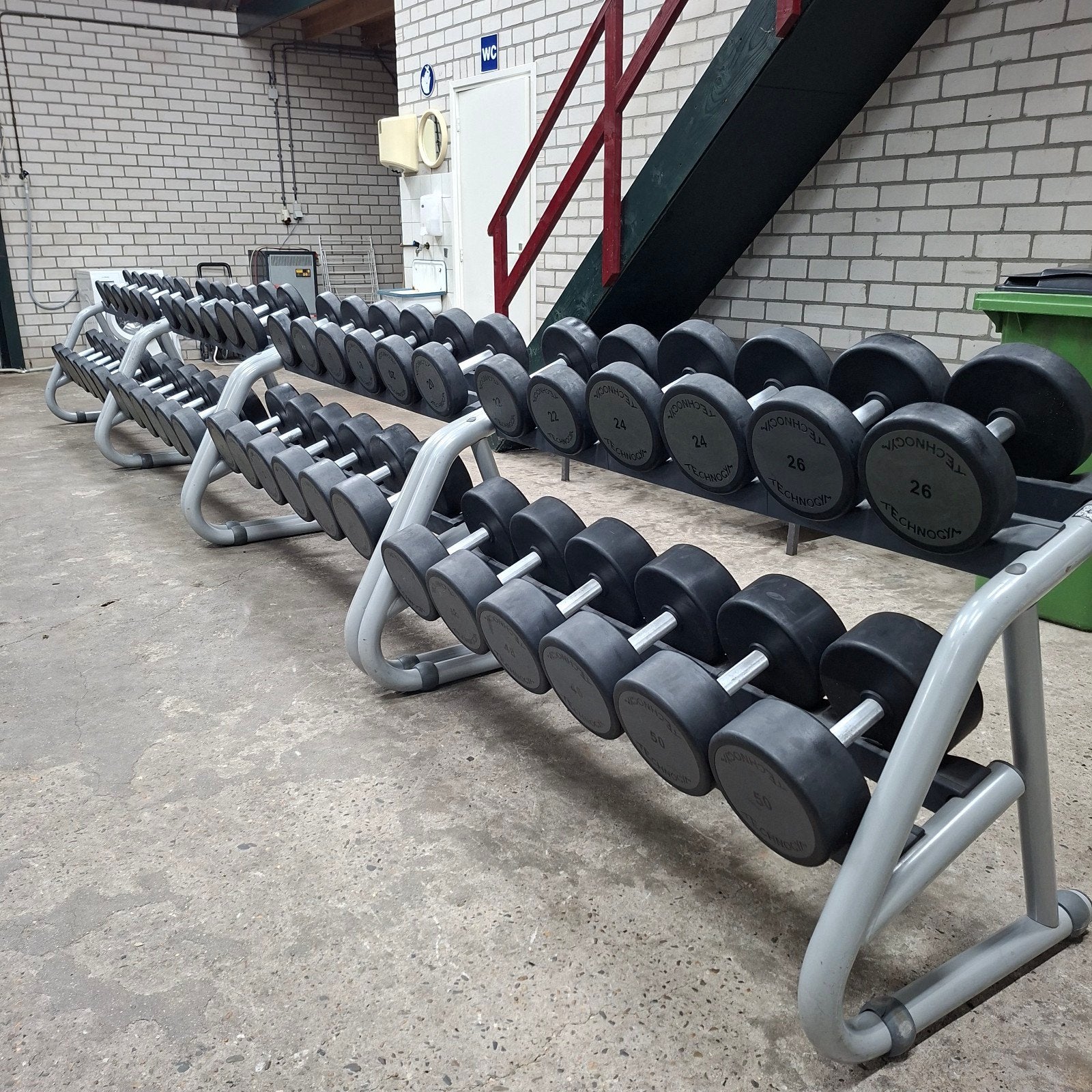 Technogym Pu Dumbells Set 4 KG tot 50 KG + Technogym Racks, Ophalen