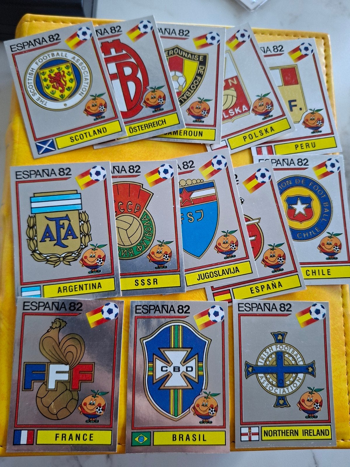 1982 world cup emblemen, Hobby en Vrije tijd, Stickers en Plaatjes, Ophalen of Verzenden