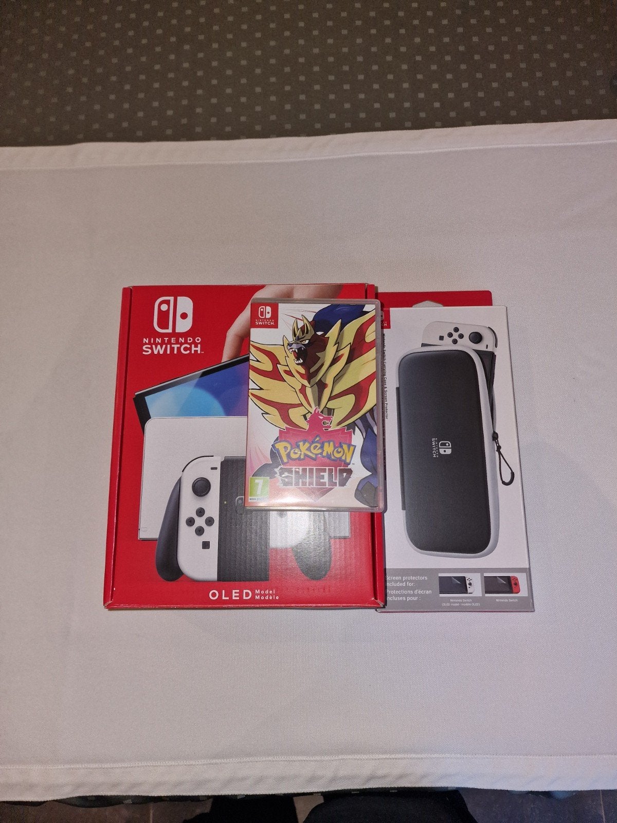 Switch OLED + pokemon shield + hoesje en screenprotector, Enlèvement, Switch OLED