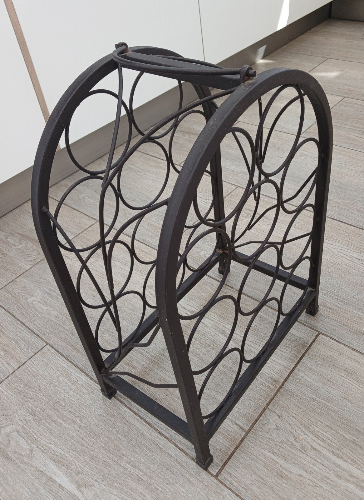 Porte bouteilles design en fer forgé sur pieds avec poignée, Enlèvement
