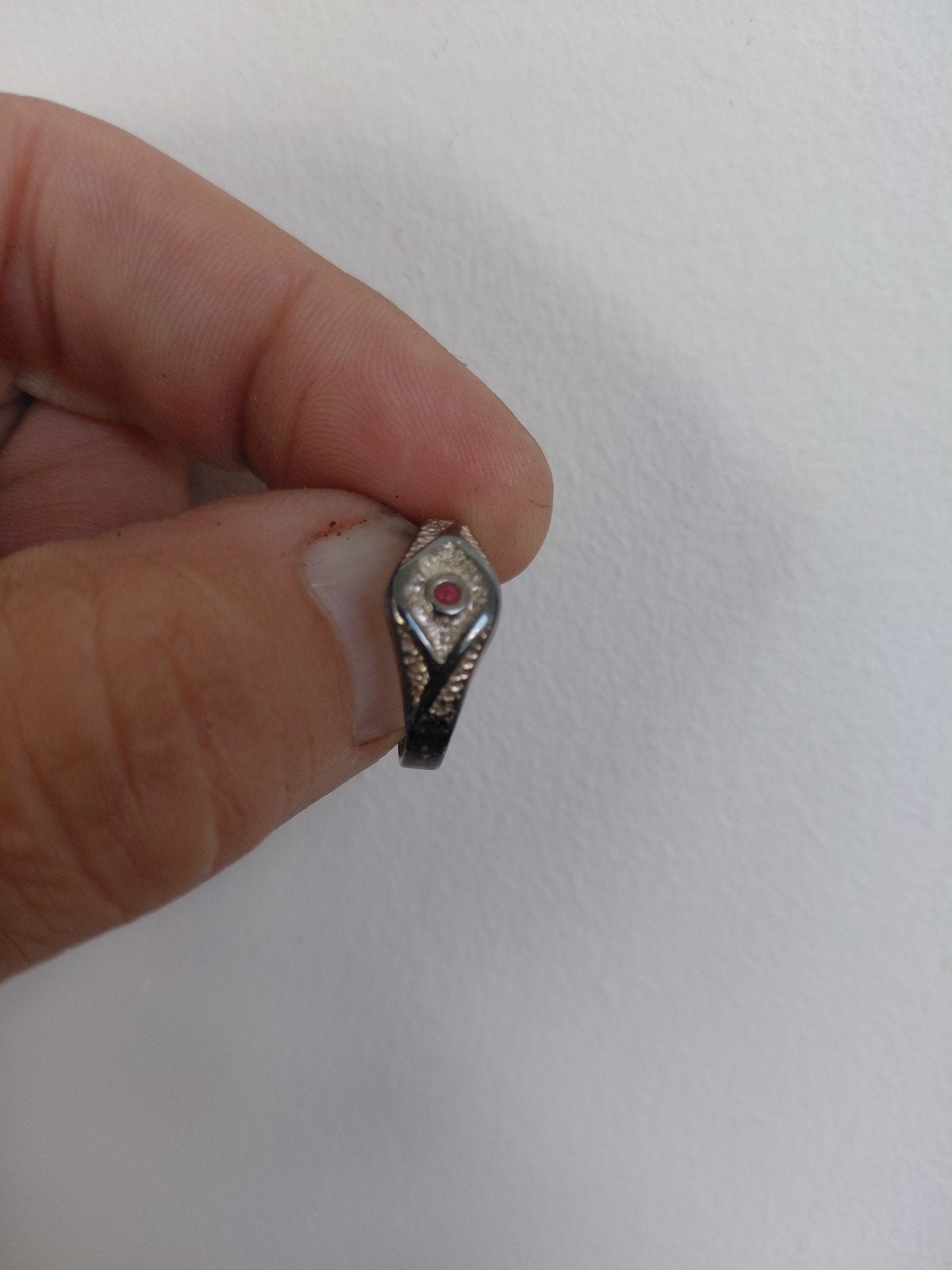 Titel: Stoere Vintage Stijl Zegelring met Rode Steen – Gothi, Ophalen, Gebruikt, Zilver, IJzer of Staal