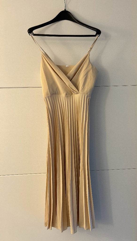 Beige lange jurk met plooitjes, Kleding | Dames, Beige, Ophalen of Verzenden, Zo goed als nieuw, Maat 36 (S)