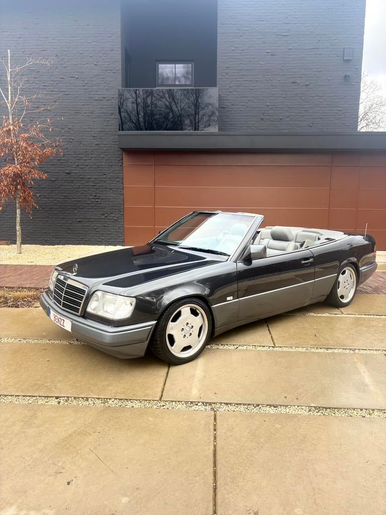 Mercedes-Benz A124/W124 200CE Cabrio, Auto's, Automaat, Cabriolet, Zwart, Bedrijf
