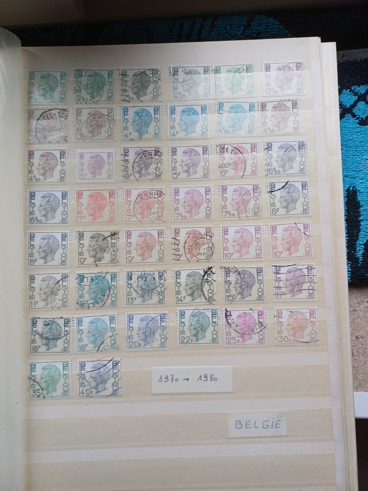 Timbres belges, un total de 25 pages dans un bel album épais, Enlèvement