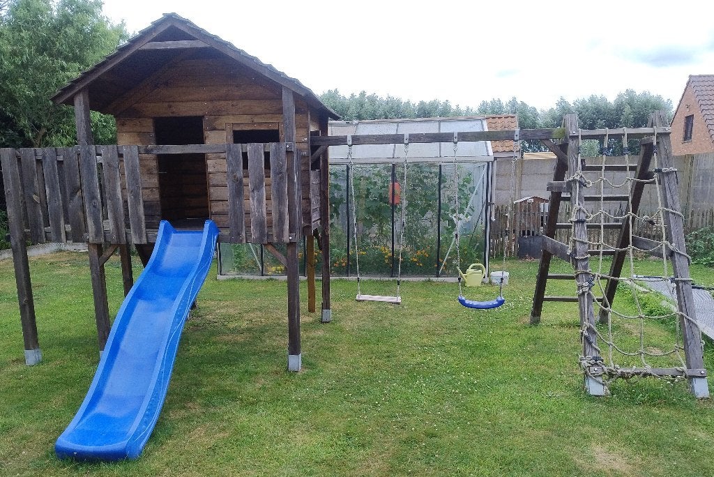 Houten speelhuis met huisje en balkon, Enfants & Bébés, Jouets | Extérieur | Cabanes d'enfant, Utilisé, Bois, Enlèvement