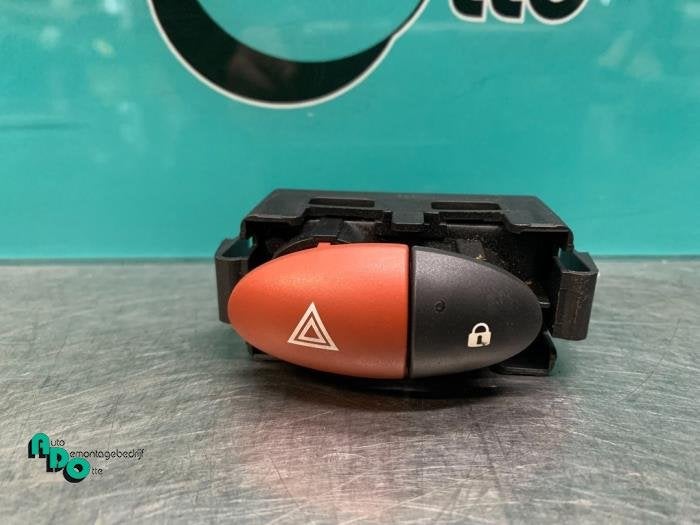 Commutateur éclairage d'urgence d'un Renault Twingo (Twingo, Renault, -, 3 mois de garantie, Utilisé