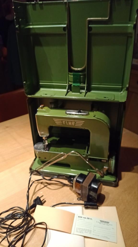 Machine à coudre vintage Elna Grasshopper, Enlèvement