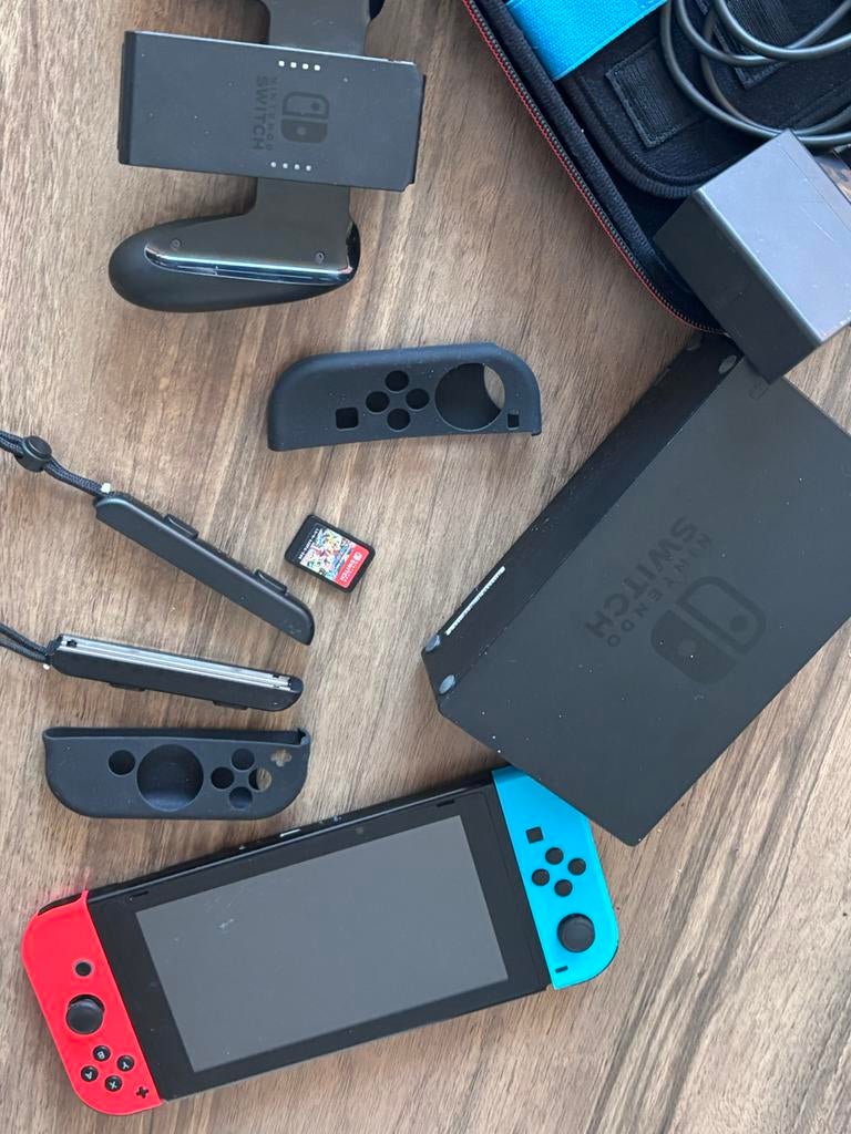 Switch nintendo + mario kart 8 deluxe, Games en Spelcomputers, Ophalen of Verzenden, Zo goed als nieuw