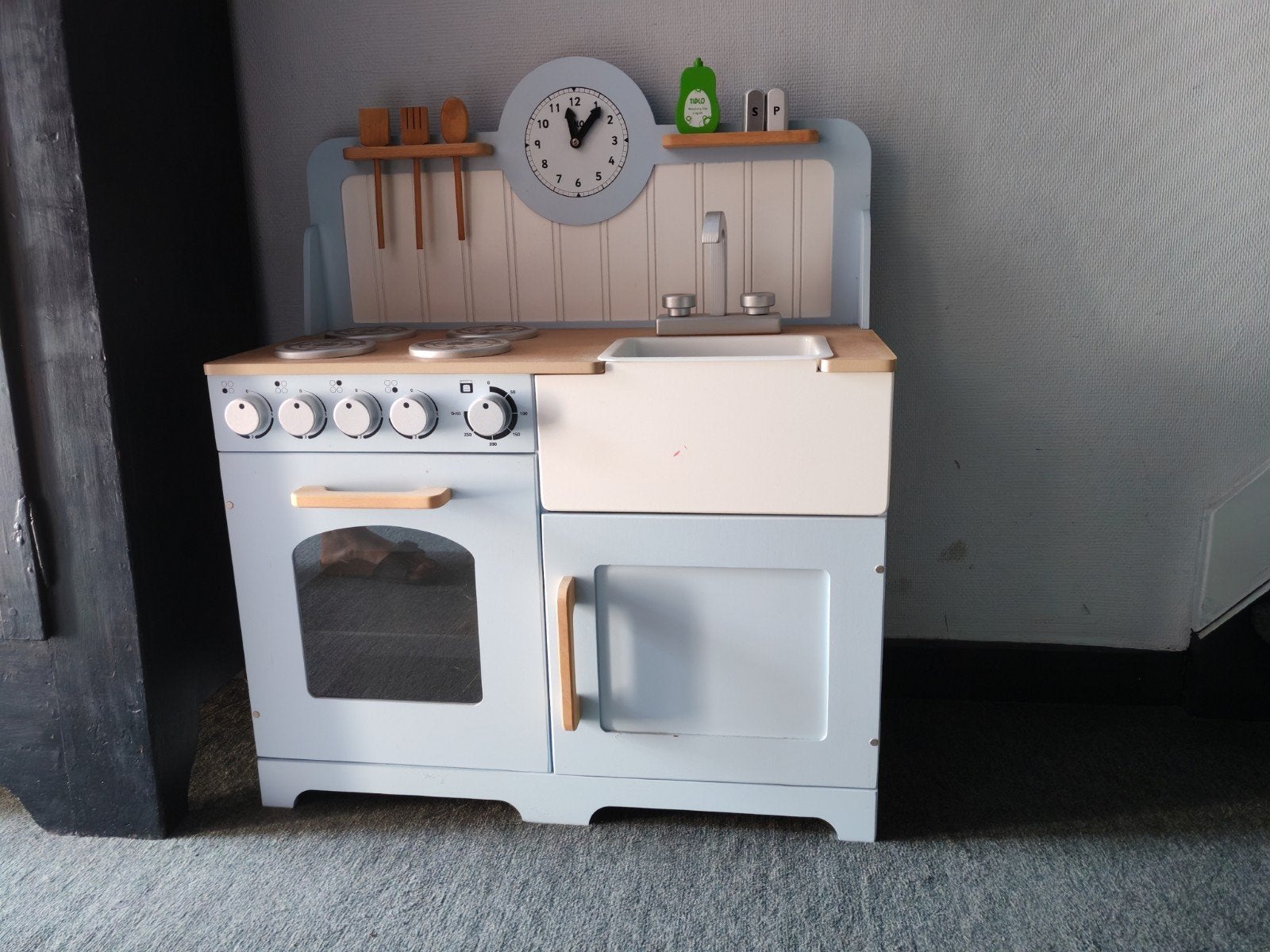 Houten keukentje, Ophalen