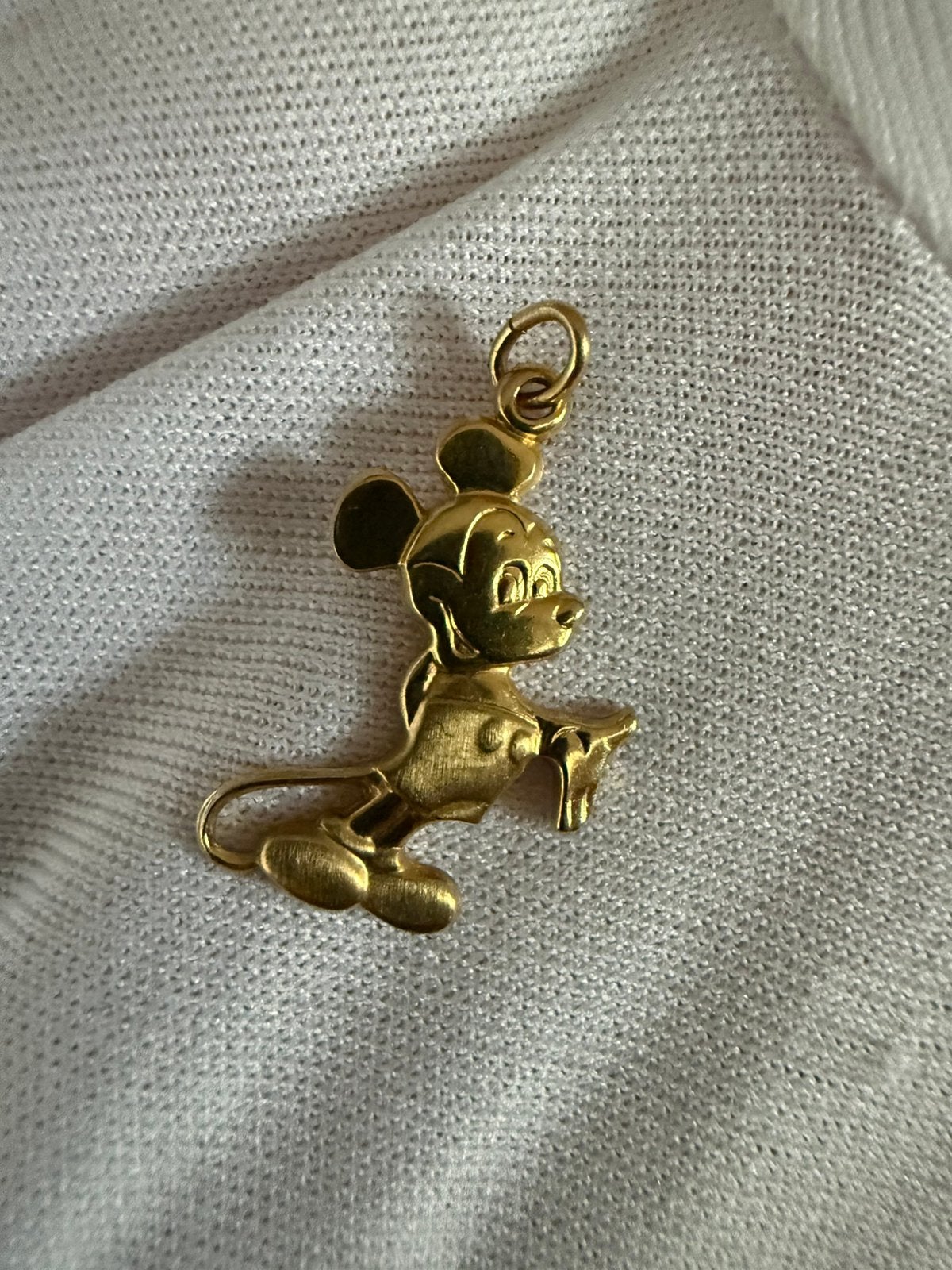 14K Gouden Disney Mickey Mouse Hanger, Bijoux, Sacs & Beauté, Pendentifs, Enlèvement ou Envoi, Comme neuf, Or, Autres représentations