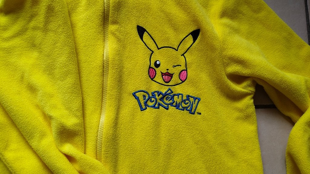 onesie pokemon pikachu maat medium large (dames), Ophalen of Verzenden, Zo goed als nieuw, Maat 38/40 (M), Geel