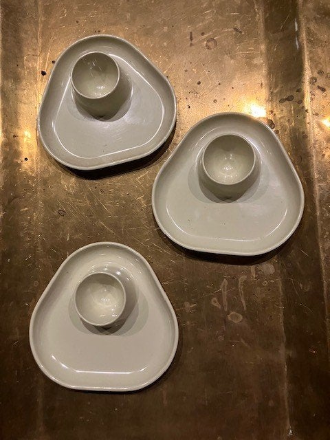 SET VAN 3 VINTAGE EIERDOPJES IN PLASTIEK 70''S WIT ALS NIEUW, Enlèvement ou Envoi, Maison et Meubles