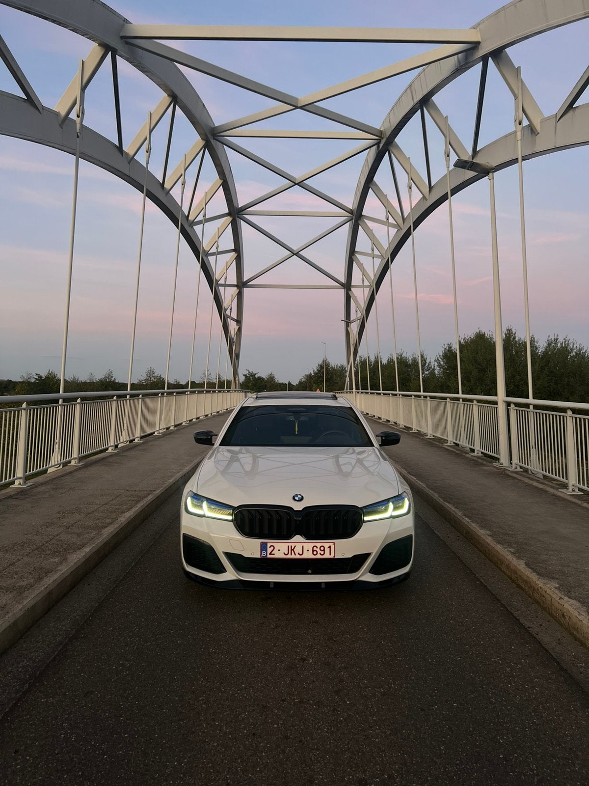 BMW 545e xDrive M Sport LCI | 394 PK | Laserlight | Pano |, Auto's, Automaat, Dealer onderhouden, 2020 kg, Wit