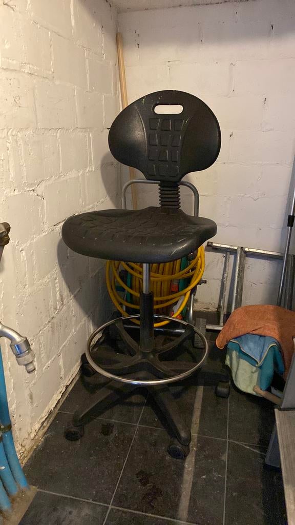 Stoel kruk verhoogd op wielen, industrieel, Huis en Inrichting, Barkrukken, Ophalen, Kunststof, Gebruikt, In hoogte verstelbaar