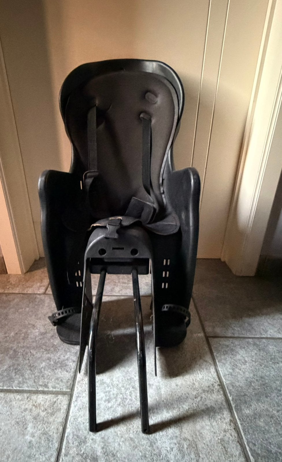 Siège de vélo robuste en bon état, Repose-pieds, Comme neuf, Enlèvement, 9 à 18 kg