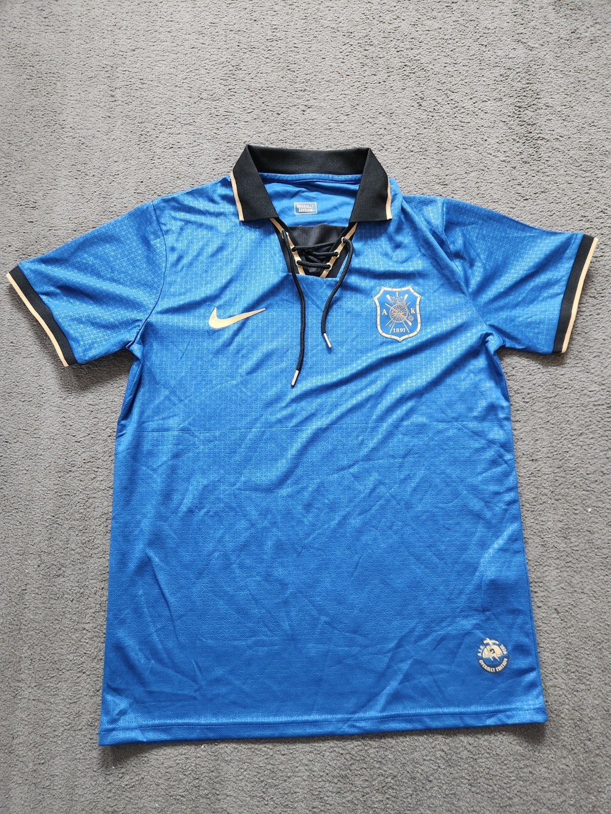 Maillot de coupe en édition limitée « Överallt » de l'AIK M, Collections, Enlèvement ou Envoi, Comme neuf, Maillot