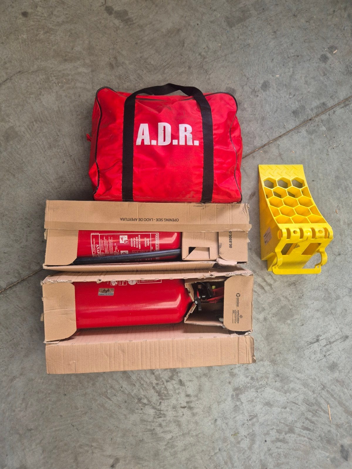 Nieuwe ADR kit met 2 brandblussers en wielkeg, Ophalen