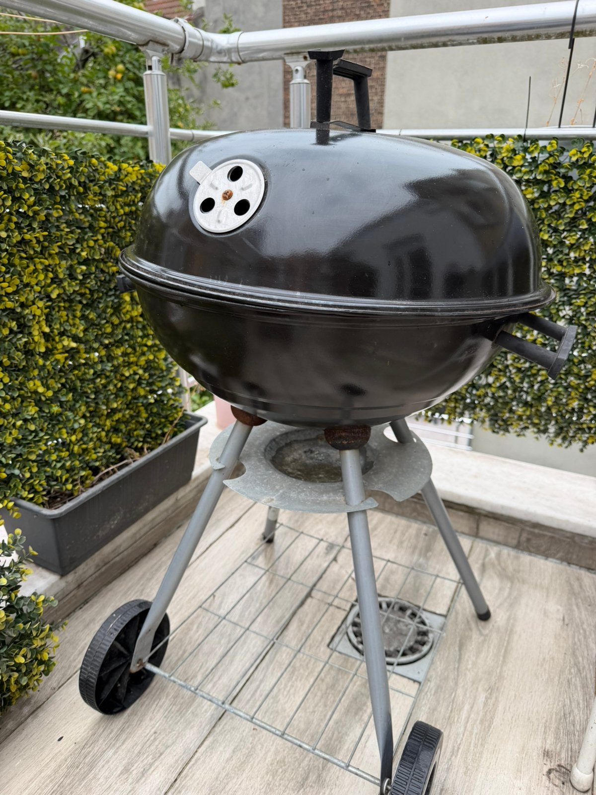 Barbecue à charbon sur roulettes avec couvercle - Bon état, Enlèvement, Comme neuf