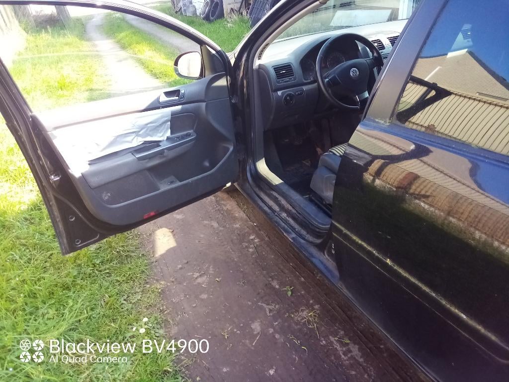 À vendre VW golf 5 de 2006 tdi, Auto's, Volkswagen, Zwart, Euro 4, Te koop, Parkeersensor
