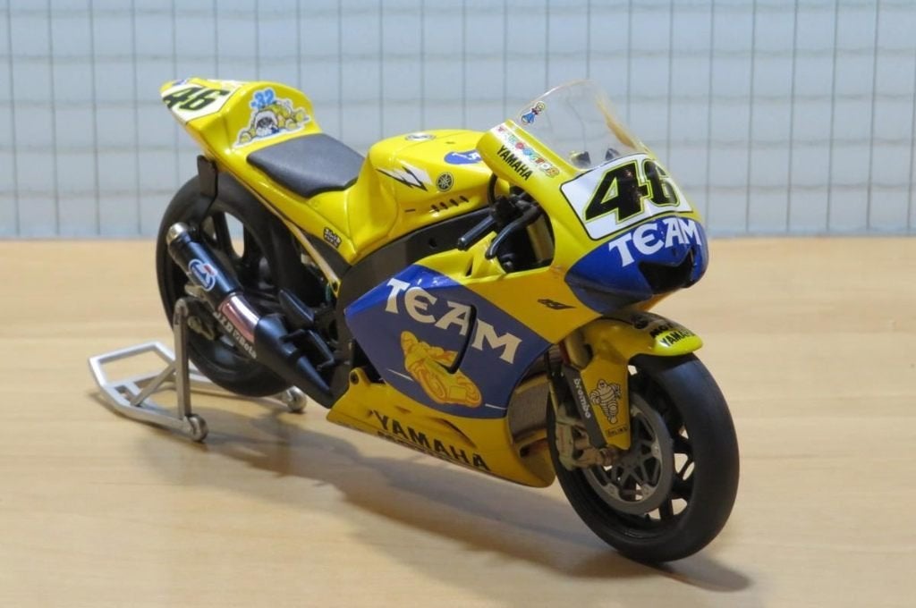 Valentino Rossi Yamaha YZR-M1 2006 1:12, Enlèvement ou Envoi, Neuf, 1:9 à 1:12, Moteur