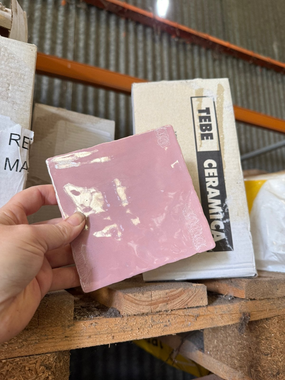 8 doosjes roze tegel, Moins de 20 cm, Céramique, Enlèvement, Moins de 20 cm