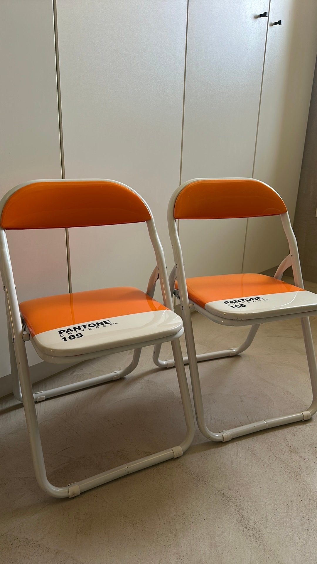Seleti Pantone 165 kinderstoeltjes, Maison & Meubles, Chaises, Autres couleurs, Deux, Enlèvement, Métal