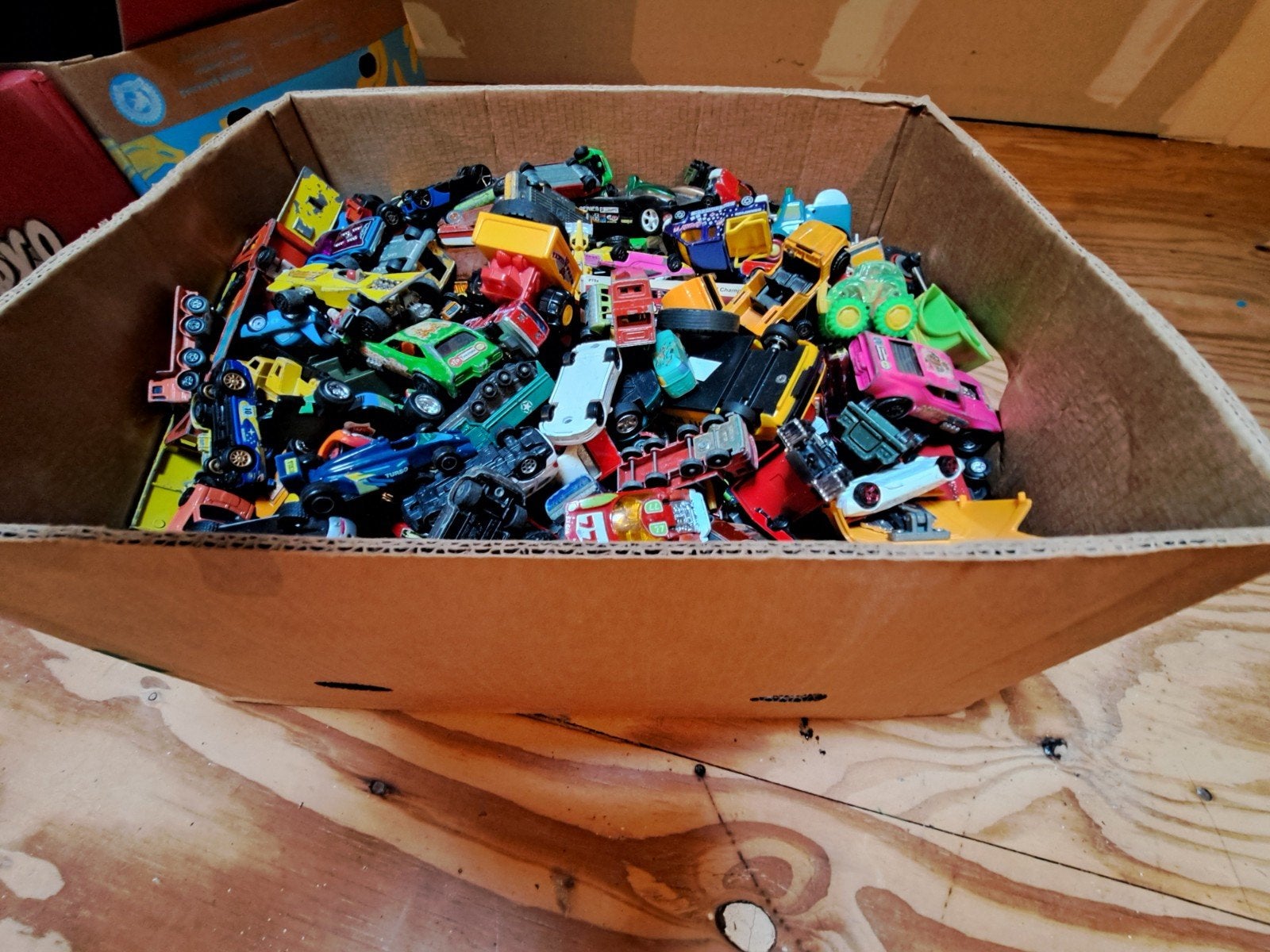 volle doos oude autootjes, Ophalen, Gebruikt