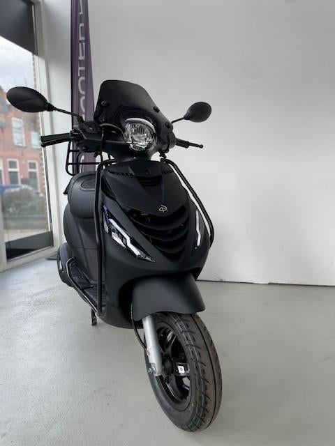 Piaggio Zip 4T Scooter Mat Zwart FULL OPTION (B-KLASSE), Fietsen en Brommers, Ophalen of Verzenden, Zo goed als nieuw