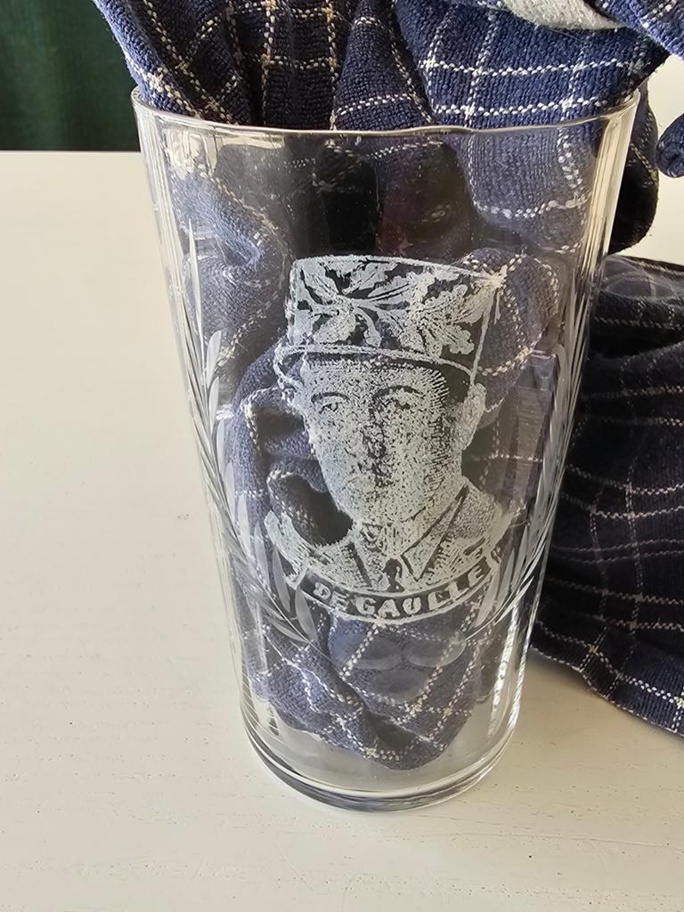verre commémoratif avec une image de Charles de Gaulle, Enlèvement ou Envoi