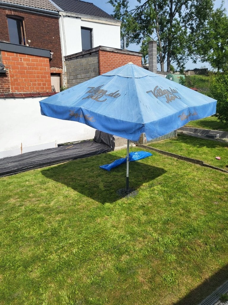 Parasol professionnel 2,50M X 2,50M avec pied en béton, Jardin & Terrasse, Parasols, Utilisé, Parasol sur pied, 2 à 3 mètres, Étanche