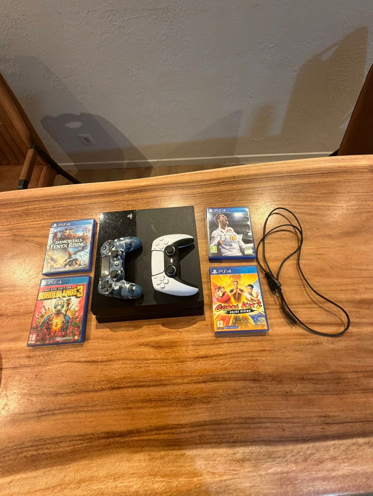 PS4 + 2 Controllers + 4 Games – Werkt Perfect – €145, Games en Spelcomputers, Ophalen, Met 2 controllers, Original, 500 GB