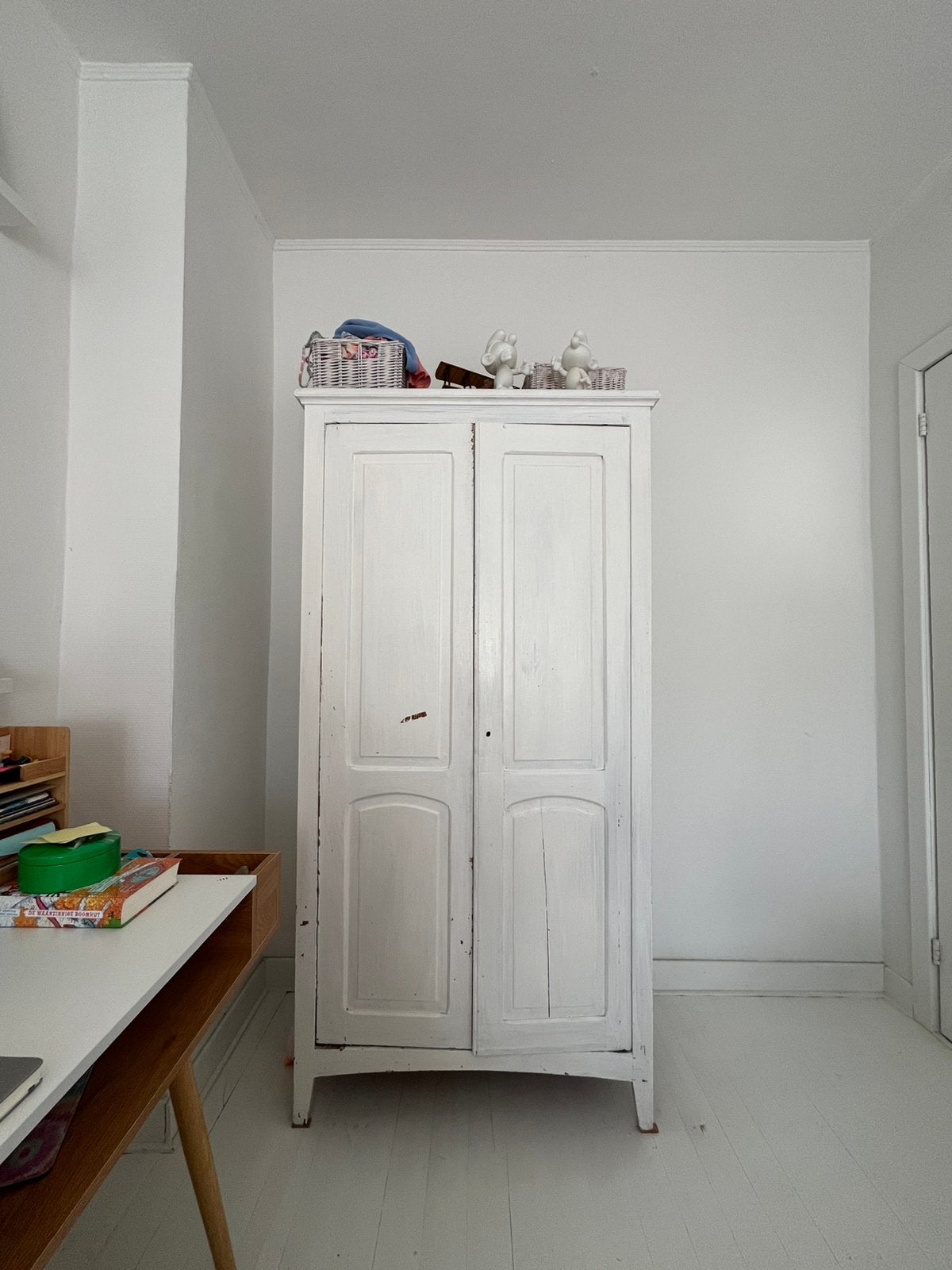 Vintage kleerkast – wit geschilderd, binnenin origineel hout, Ophalen, Gebruikt