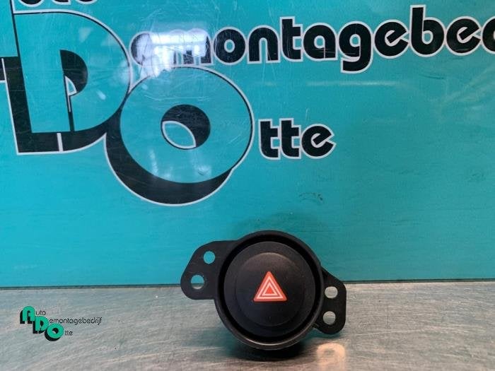 Commutateur éclairage d'urgence d'un Peugeot 108 (108 14-), Autos : Pièces & Accessoires, -, 3 mois de garantie, Utilisé, -