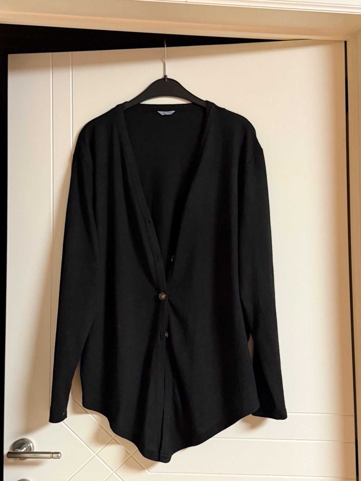 Zwarte tijdloze  cardigan (46), Ophalen of Verzenden, Zo goed als nieuw