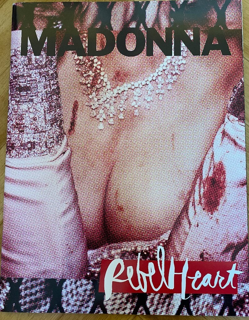 Madonna Rebel heart tour book, Eén persoon, Augustus