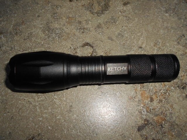 Nouvelle lampe de poche militaire - Ketchy, Caravanes & Camping, Enlèvement ou Envoi, Neuf, Batterie