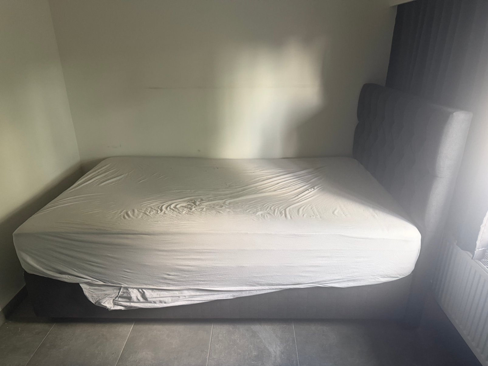 Bedframe te koop met ruimte eronder BIJ WENS MET MATRAS, Enlèvement, Comme neuf, Gris