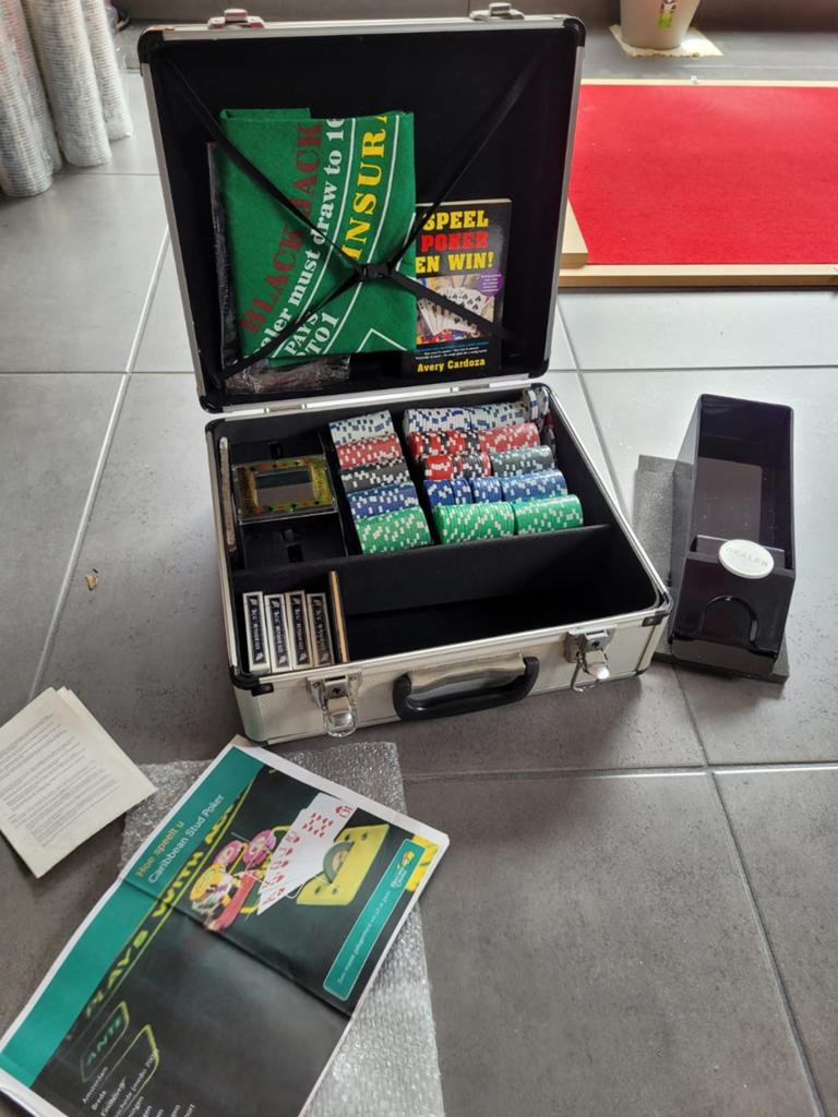 Complete poker set, Hobby en Vrije tijd, Gezelschapsspellen | Kaartspellen, Ophalen