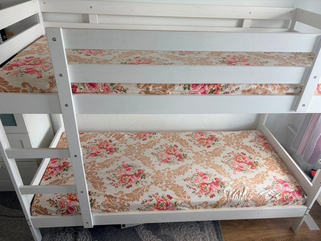 Lit superposé IKEA + table de buffet GRATUITE — 170€, Enfants & Bébés, Chambre d'enfant | Lits superposés & Lits mezzanines, Comme neuf