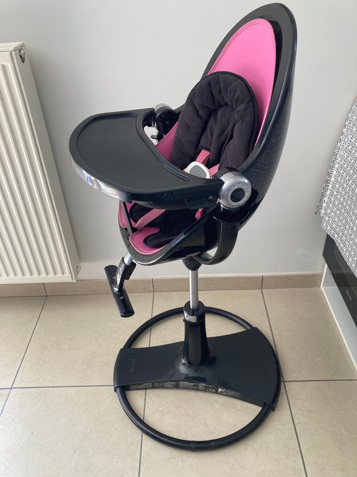 Bloom Fresco eetstoel zwart/roze, Kinderen en Baby's, Ophalen, Gebruikt, Meegroeistoel, Gordel(s)
