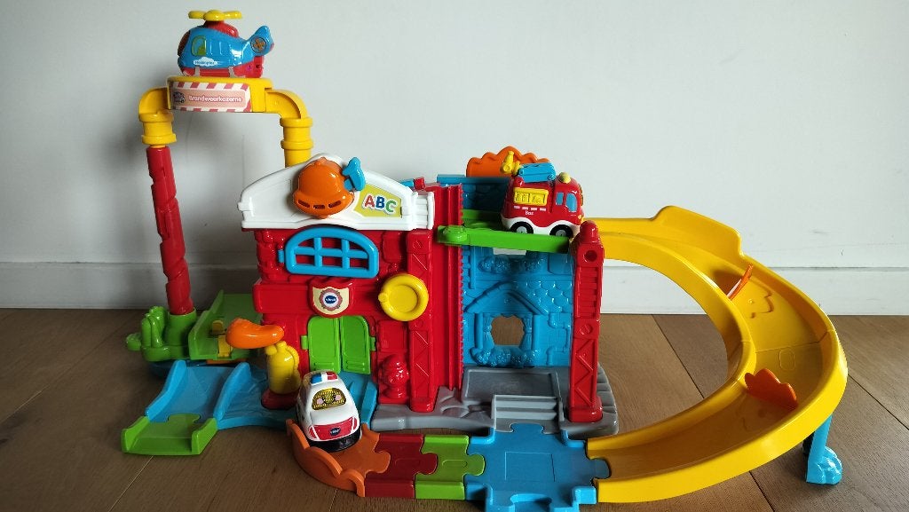 V-tech Toet toet auto's - brandweerkazerne, Kinderen en Baby's, Ophalen, Zo goed als nieuw