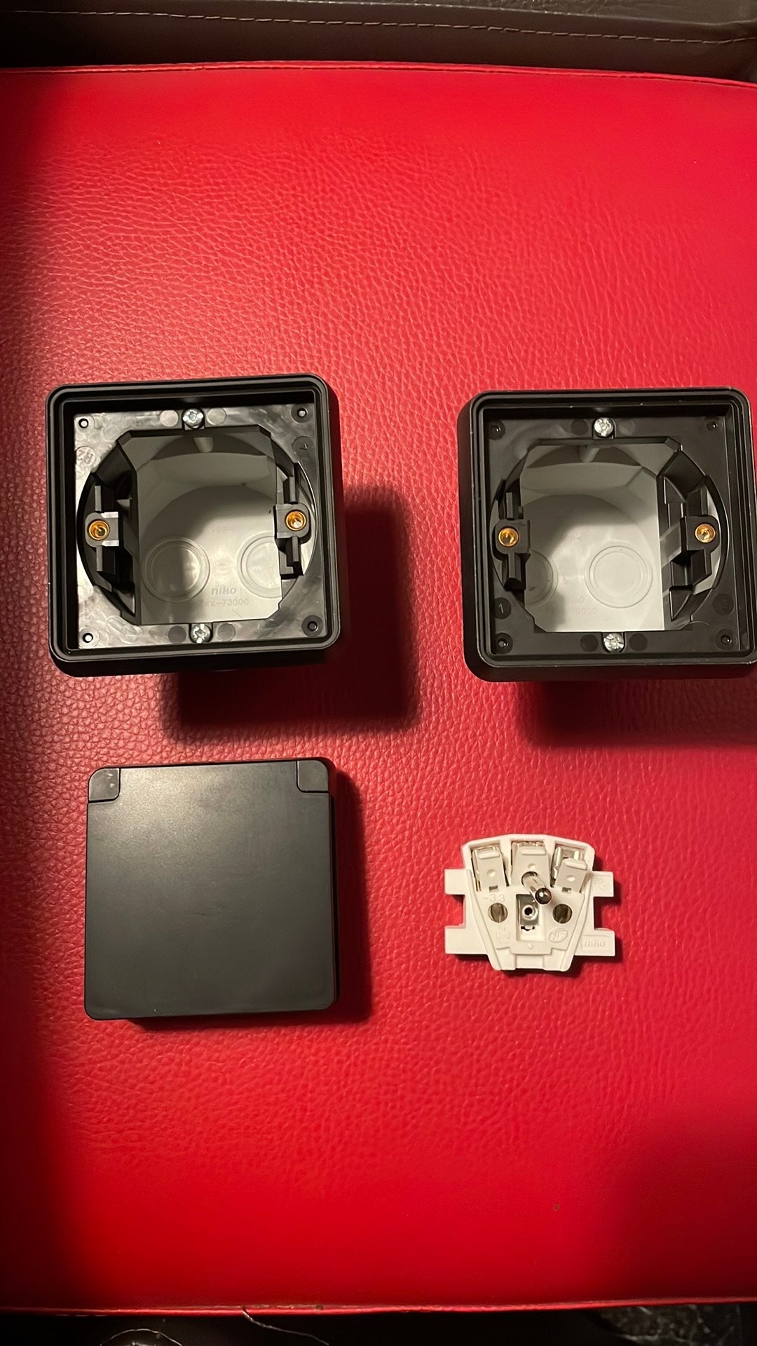 Niko hydro zwart stopcontact en 2 Hydro inbouw zwart, Ophalen of Verzenden, Nieuw, Stopcontact
