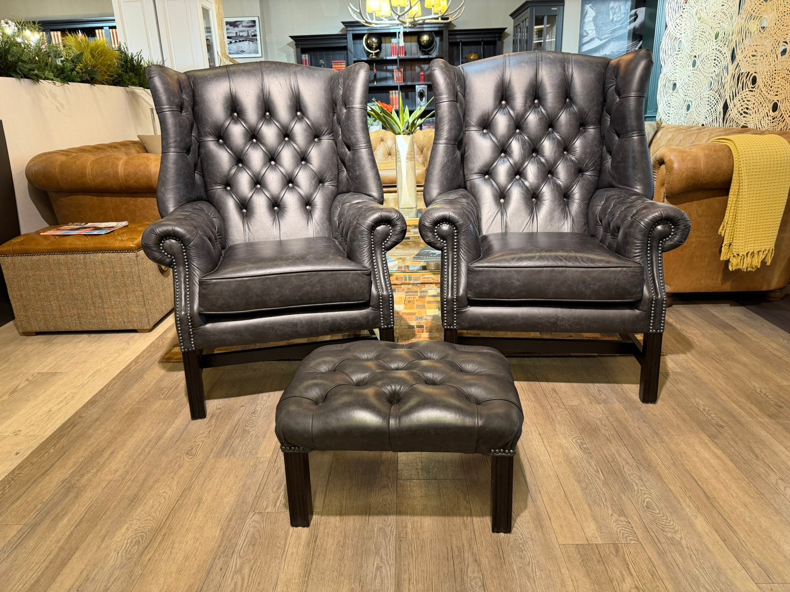 2x Engelse chesterfield oorfauteuils + hocker Vintage Zwart, Ophalen of Verzenden