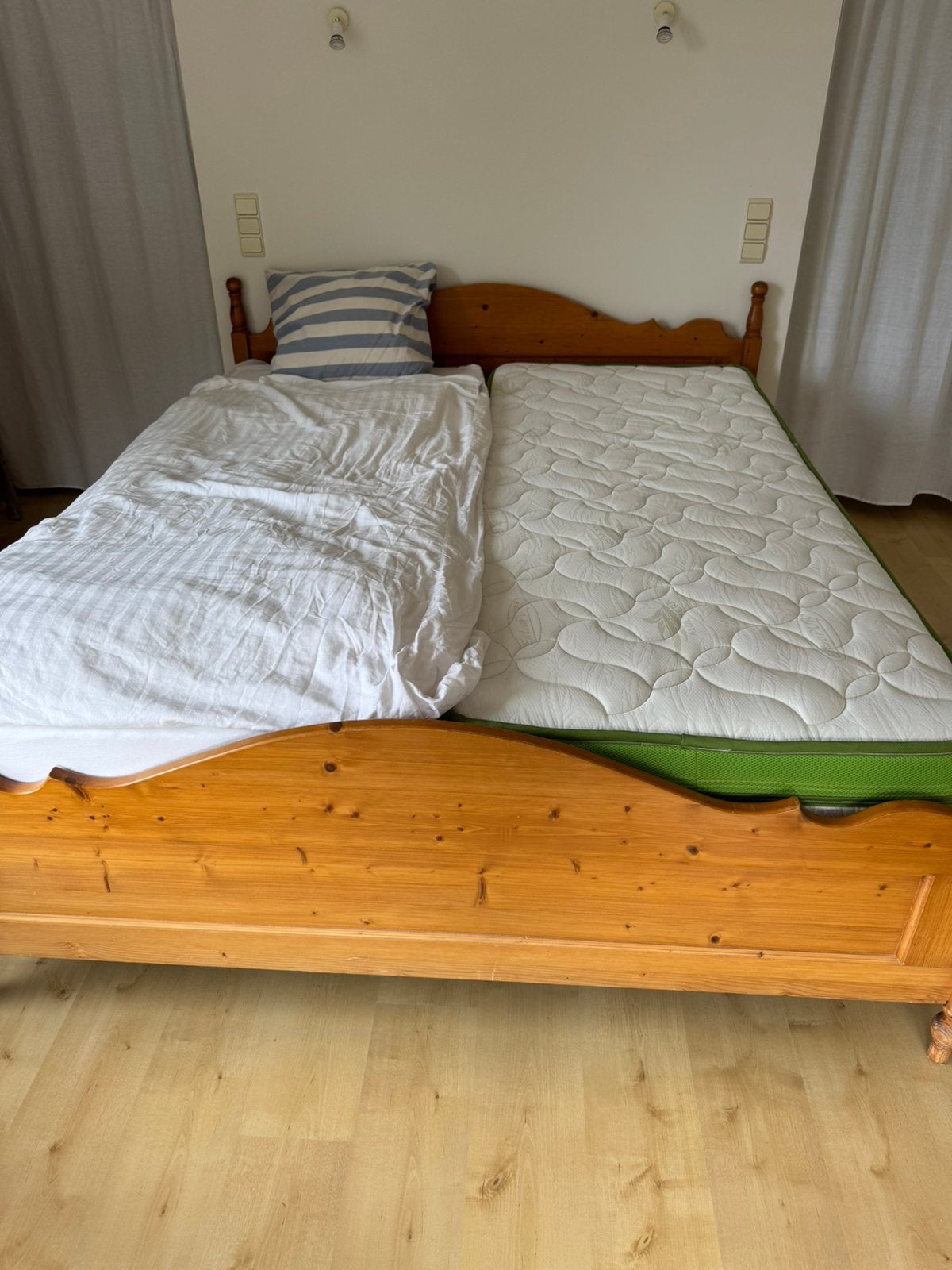 Dubbel bed  met lattenbodems en matrassen, Ophalen, Gebruikt, Bruin, Tweepersoons