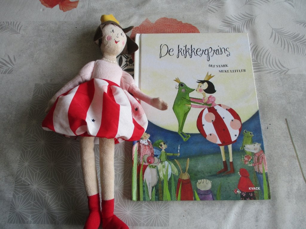 boek de kikkerprins + lappenpop, Ophalen of Verzenden, Zo goed als nieuw, Jongen of Meisje, Voorleesboek