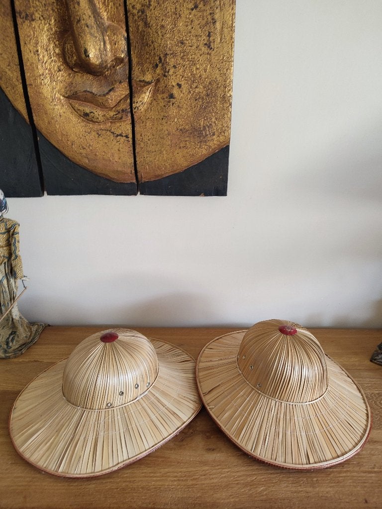 Vietnam: chapeaux traditionnels ont inspirés casque colonial, Rouge, Enlèvement ou Envoi, Décoration murale