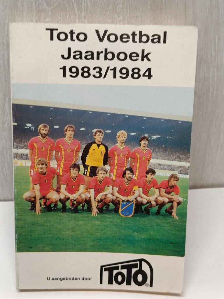 Toto voetbal jaarboek 1983/1984, Boeken, Ophalen of Verzenden, Gelezen
