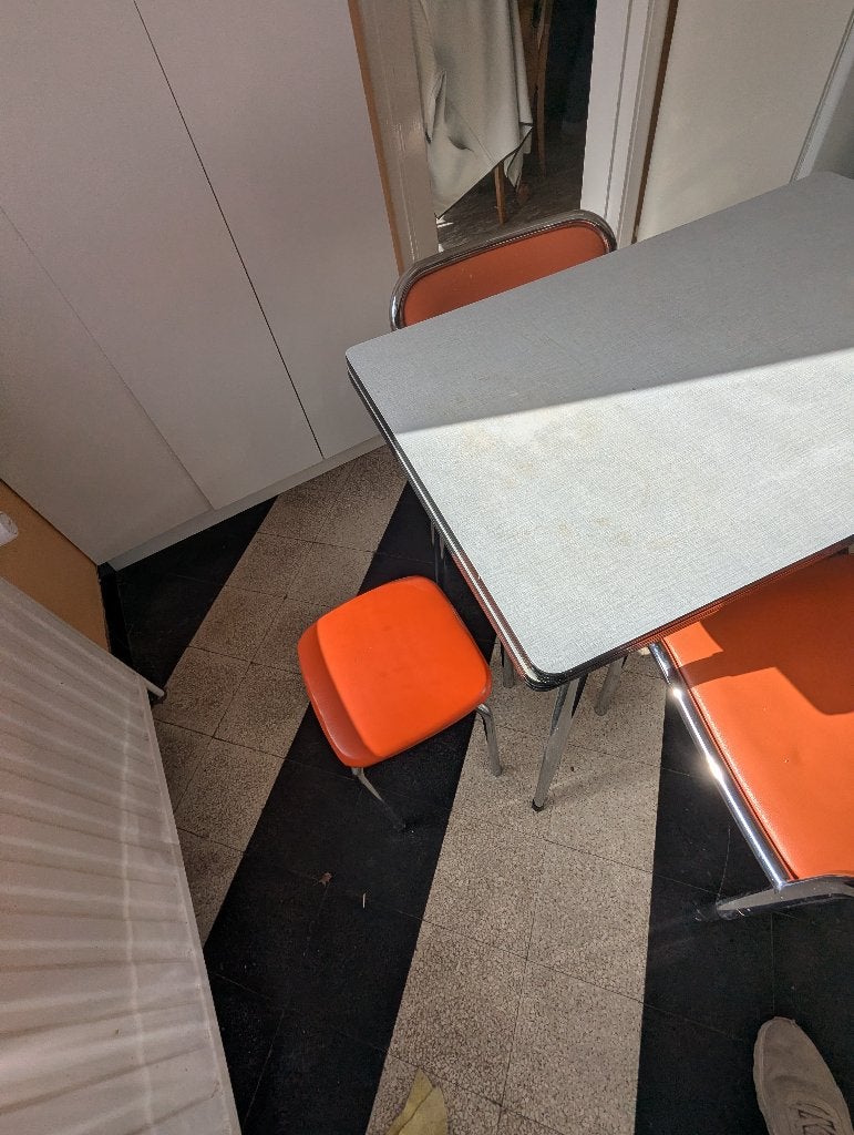 Table de cuisine en formica + 3 chaises et 1 tabouret orange, Maison & Meubles, 150 à 200 cm, Enlèvement, Utilisé, 100 à 150 cm