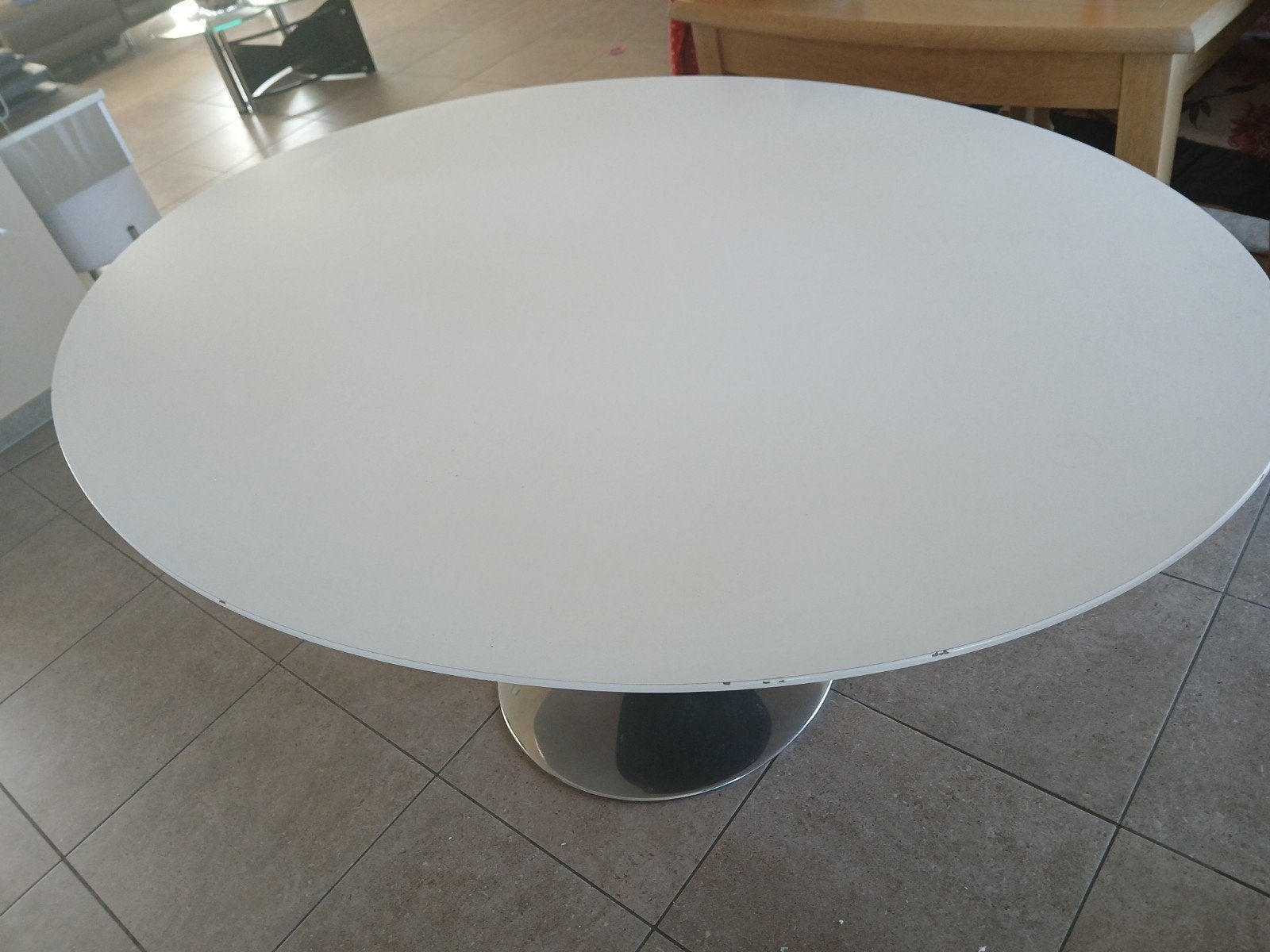 Table ovale, Enlèvement, Utilisé